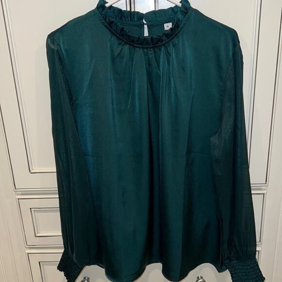 🔥🔥FIRE SALE🔥🔥 NWT Christmas Hunter green silky top - Picture 1 of 7